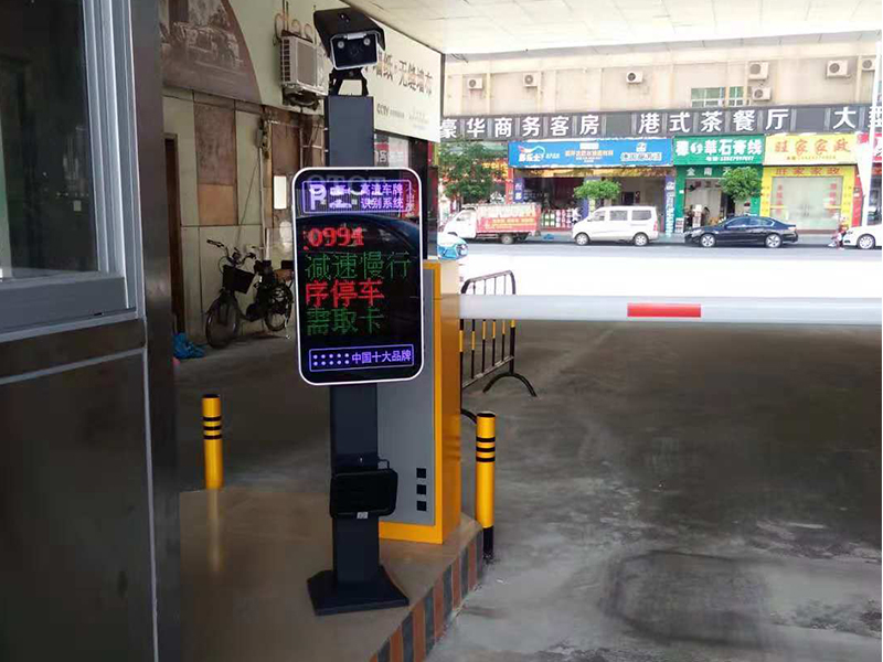 明和建材城停车场二进二出车牌识别+2台不锈钢岗亭