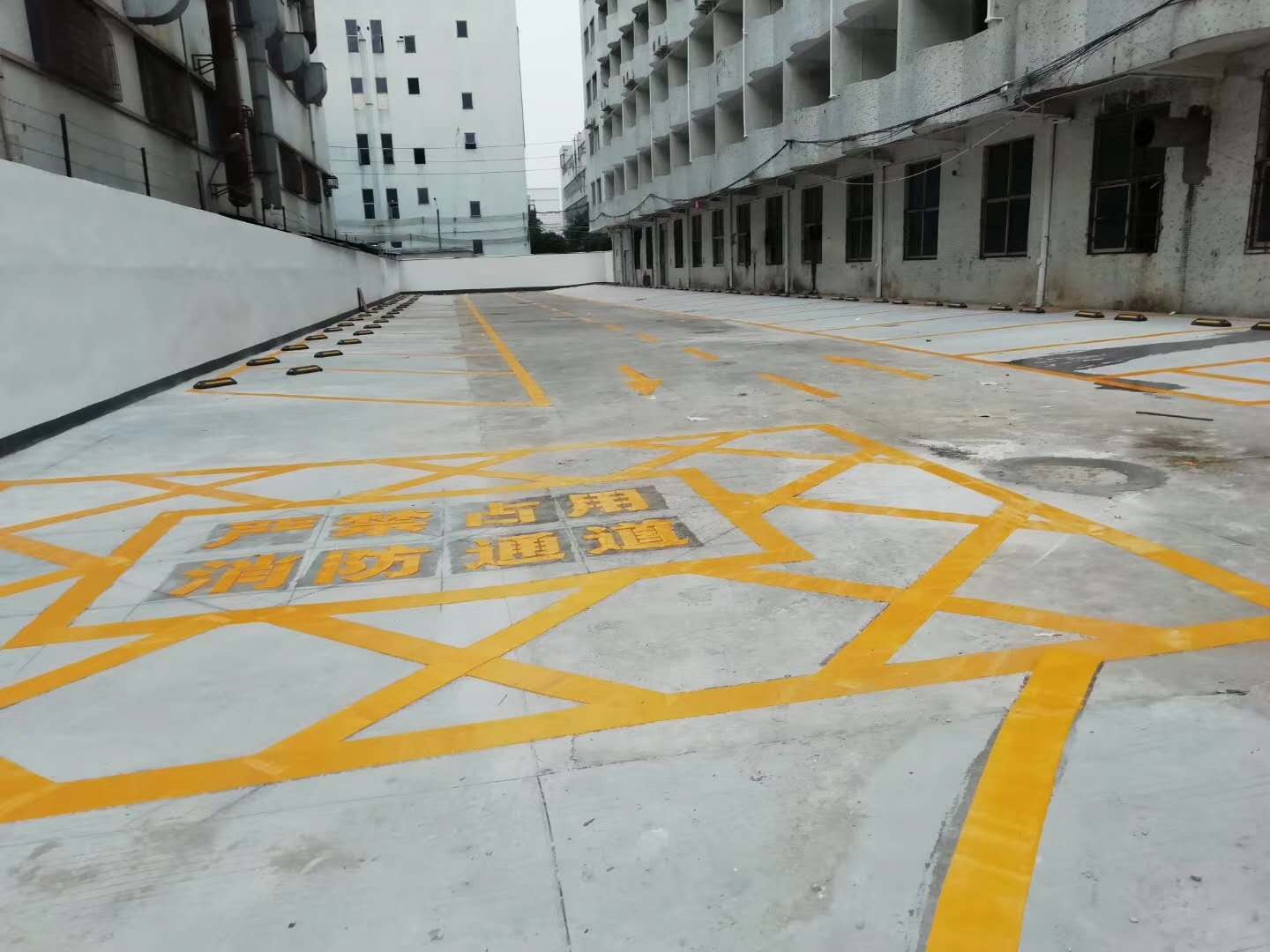 厂区车位划线，标字，定位器安装